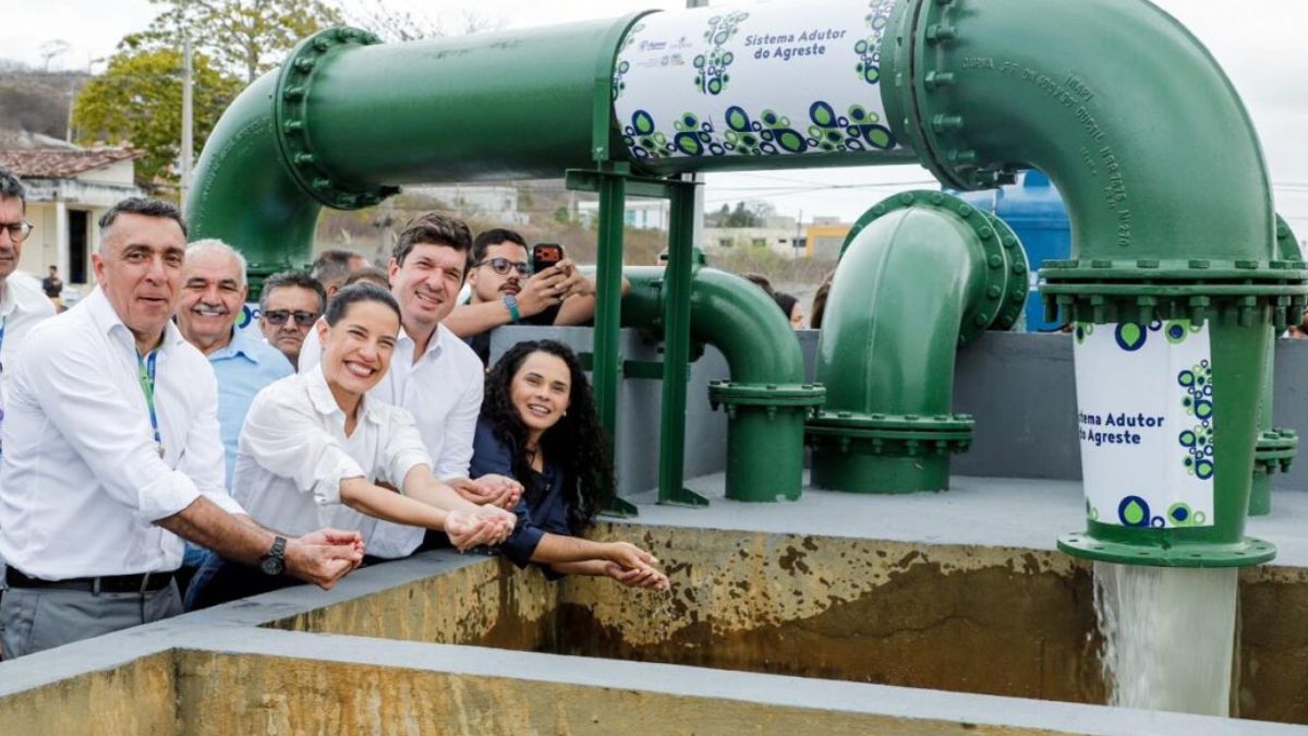 Governadora Raquel Lyra na entrega da etapa da Adutora do Agreste em Bezerros garantindo água diária