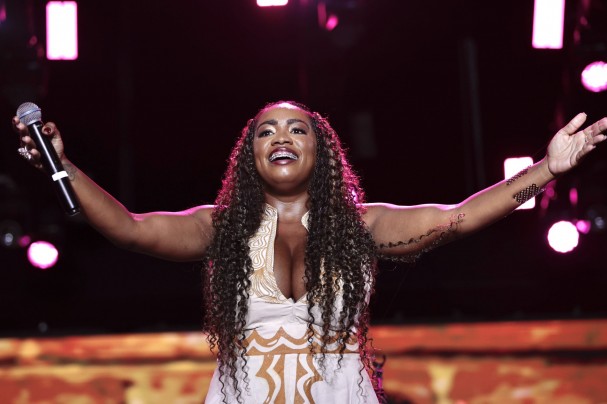 Foto da cantora Helena Cristina no Festival Pernambuco Meus País 2026