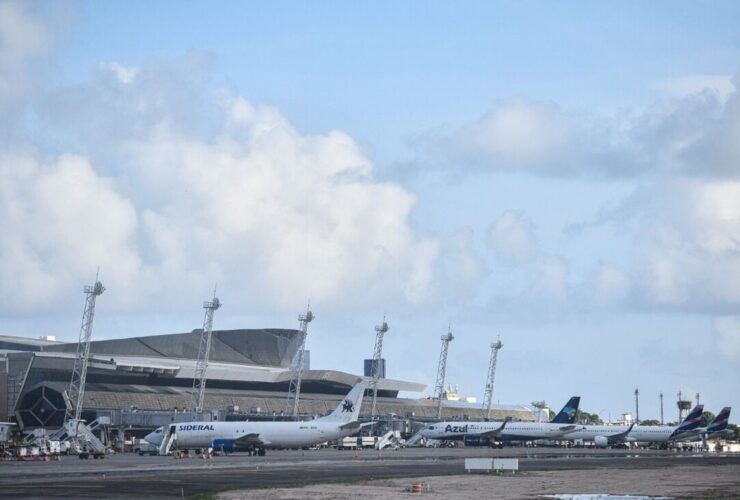 O Aeroporto Internacional do Recife/Guararapes – Gilberto Freyre consolida sua posição de liderança no Nordeste ao apresentar a maior malha aérea da região em janeiro de 2026, de acordo com projeções da Agência Nacional de Aviação Civil (ANAC). O período coincide com a alta estação turística, que inclui verão, prévias carnavalescas e o próprio Carnaval. Dados principais da malha aérea em janeiro de 2026 Estão previstos 6.921 voos (entre pousos e decolagens) ao longo do mês, o que representa um aumento de 11,07% em relação a dezembro de 2025. Isso resulta em uma média diária de 223 operações. A oferta total de assentos (considerando chegadas e partidas) atinge 1.150.371, registrando um crescimento de 16,14% na comparação com janeiro de 2019 (período pré-pandemia) e mantendo patamar similar ao de janeiro de 2025. Destaque para a malha internacional A conectividade internacional segue em expansão, com 324 voos programados (pousos e decolagens), abrangendo 9 ligações distintas e um total de 14 voos internacionais. Os mercados de maior destaque incluem: Mercado Português — 122 voos (pousos e decolagens), liderando a conectividade europeia. Mercado Argentino — 114 voos (pousos e decolagens), com 6 ligações entre cidades argentinas e Pernambuco, incluindo a operação charter da companhia Flybondi na rota Córdoba/Recife durante a alta estação. Mercado Espanhol — 44 voos (pousos e decolagens). Impacto no turismo e na economia de Pernambuco O secretário de Turismo e Lazer de Pernambuco, Kaio Maniçoba, destacou a importância estratégica do momento: “Trabalhamos para que Pernambuco continue avançando em todos os setores do turismo para consolidarmos o estado como referência na América do Sul. Estamos vivendo o período da alta estação, verão, prévias carnavalescas e o próprio carnaval. Esperamos ampliar esses índices. Pernambuco oferece belezas naturais, história, gastronomia peculiar e receptividade, fatores que impulsionam nossa economia e geram emprego e renda". A liderança do Aeroporto do Recife reforça o papel do estado como principal hub aéreo do Nordeste, impulsionando o fluxo de turistas nacionais e internacionais e contribuindo para o desenvolvimento econômico regional. Essa performance reflete o esforço contínuo de ampliação da conectividade, com novos voos e parcerias que fortalecem Pernambuco como destino turístico competitivo.