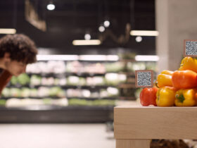 Cliente verificando a origem dos produtos conforme as novas regras para supermercados 2026.
