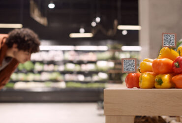 Cliente verificando a origem dos produtos conforme as novas regras para supermercados 2026.