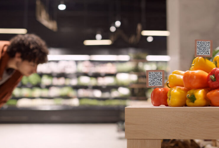 Cliente verificando a origem dos produtos conforme as novas regras para supermercados 2026.