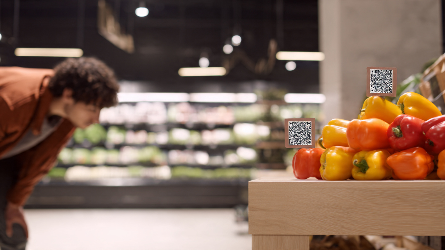 Cliente verificando a origem dos produtos conforme as novas regras para supermercados 2026.