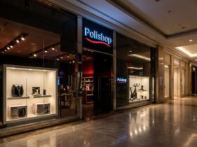 Fachada de uma loja Polishop em um shopping luxuoso com iluminação dramática, simbolizando o contraste entre o sucesso e o desafio atual