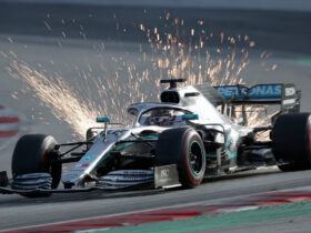 George Russell lidera os testes da F1 em Barcelona com o carro da Mercedes em alta velocidade.
