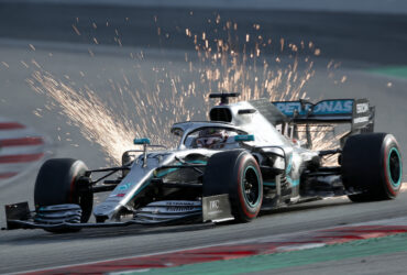George Russell lidera os testes da F1 em Barcelona com o carro da Mercedes em alta velocidade.