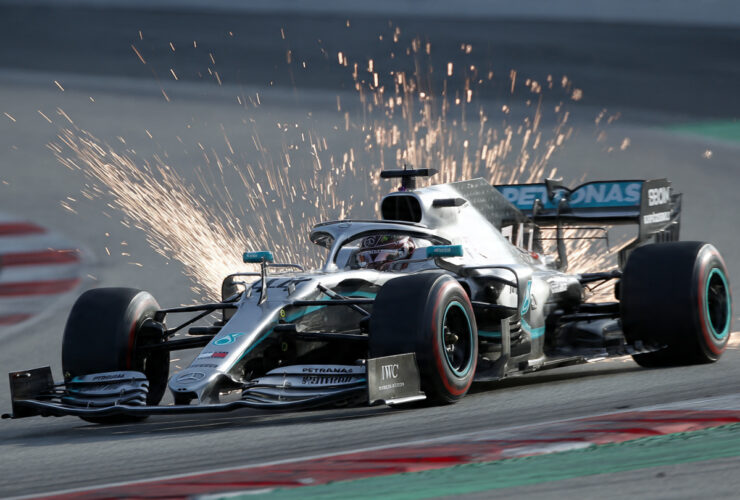 George Russell lidera os testes da F1 em Barcelona com o carro da Mercedes em alta velocidade.