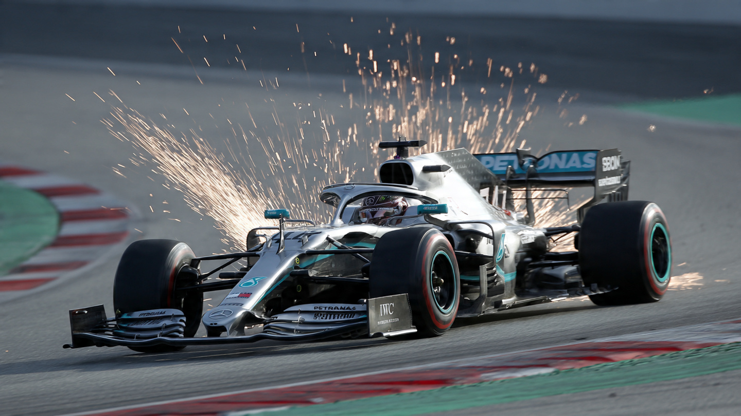 George Russell lidera os testes da F1 em Barcelona com o carro da Mercedes em alta velocidade.
