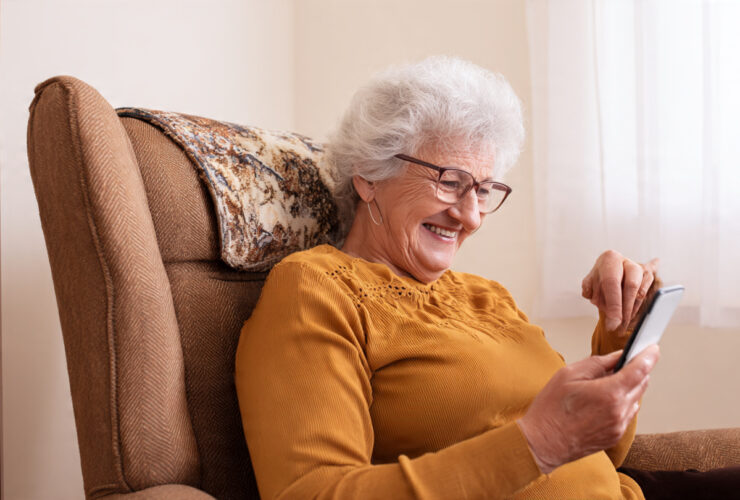 Idoso realizando a Prova de Vida INSS 2026 pelo celular através do aplicativo Meu INSS.