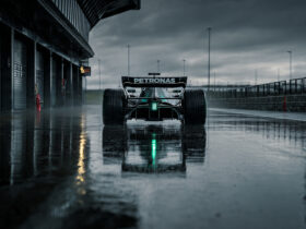 Carro da Mercedes em ação na F1 hoje durante o shakedown em Silverstone