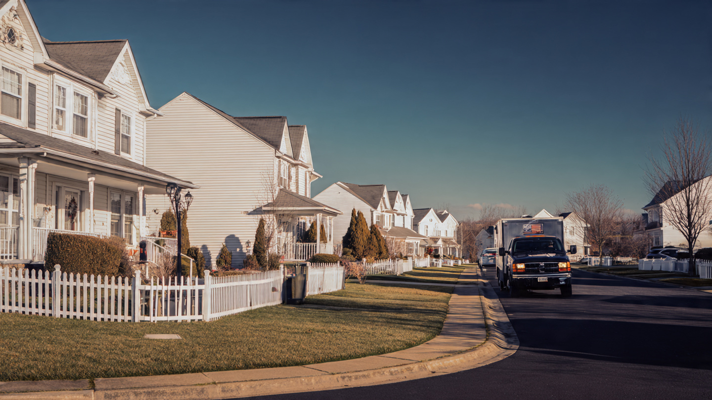 Operação policial em bairro residencial ilustrando a Política de imigração de Trump]