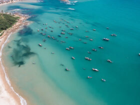 Vista panorâmica da região onde será aplicada a Taxa de Turismo em Arraial do Cabo.