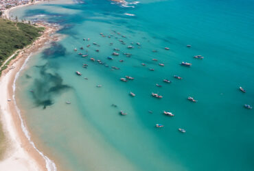 Vista panorâmica da região onde será aplicada a Taxa de Turismo em Arraial do Cabo.