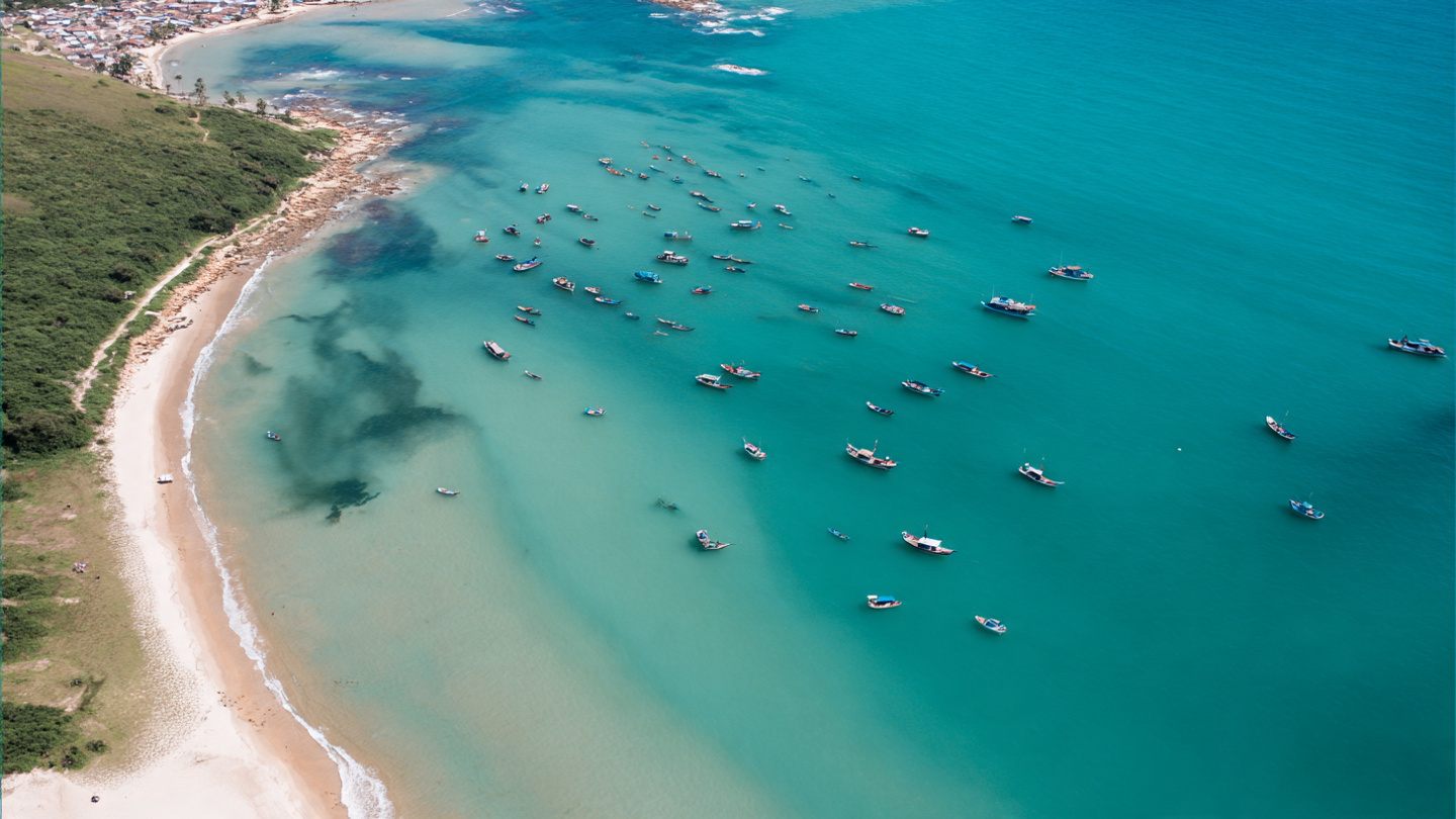Vista panorâmica da região onde será aplicada a Taxa de Turismo em Arraial do Cabo.