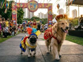 Cães participando do Carnaval para pets no ParCão do Shopping Recife