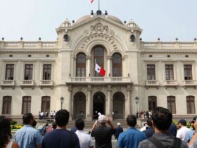 Fachada do Congresso do Peru em Lima durante o processo de destituição de José Jerí.