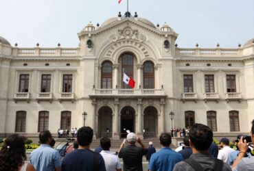 Fachada do Congresso do Peru em Lima durante o processo de destituição de José Jerí.