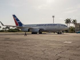 Aeronave comercial em pátio aeroportuário durante crise de combustível de aviação em Cuba.