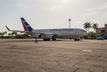 Aeronave comercial em pátio aeroportuário durante crise de combustível de aviação em Cuba.