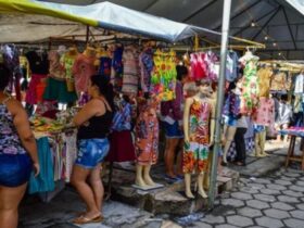 Movimentação de compradores e feirantes na Feira da Moda de Caruaru em dia de grande fluxo.