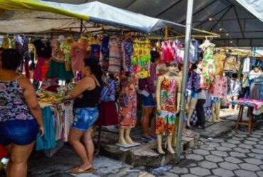 Movimentação de compradores e feirantes na Feira da Moda de Caruaru em dia de grande fluxo.