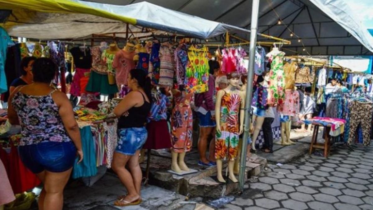 Movimentação de compradores e feirantes na Feira da Moda de Caruaru em dia de grande fluxo.