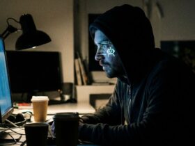 Homem em frente ao computador ilustrando os riscos da psicose induzida por IA