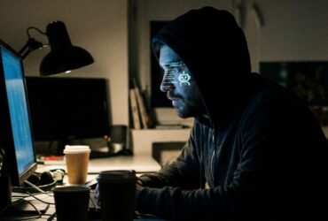 Homem em frente ao computador ilustrando os riscos da psicose induzida por IA