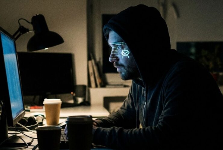 Homem em frente ao computador ilustrando os riscos da psicose induzida por IA