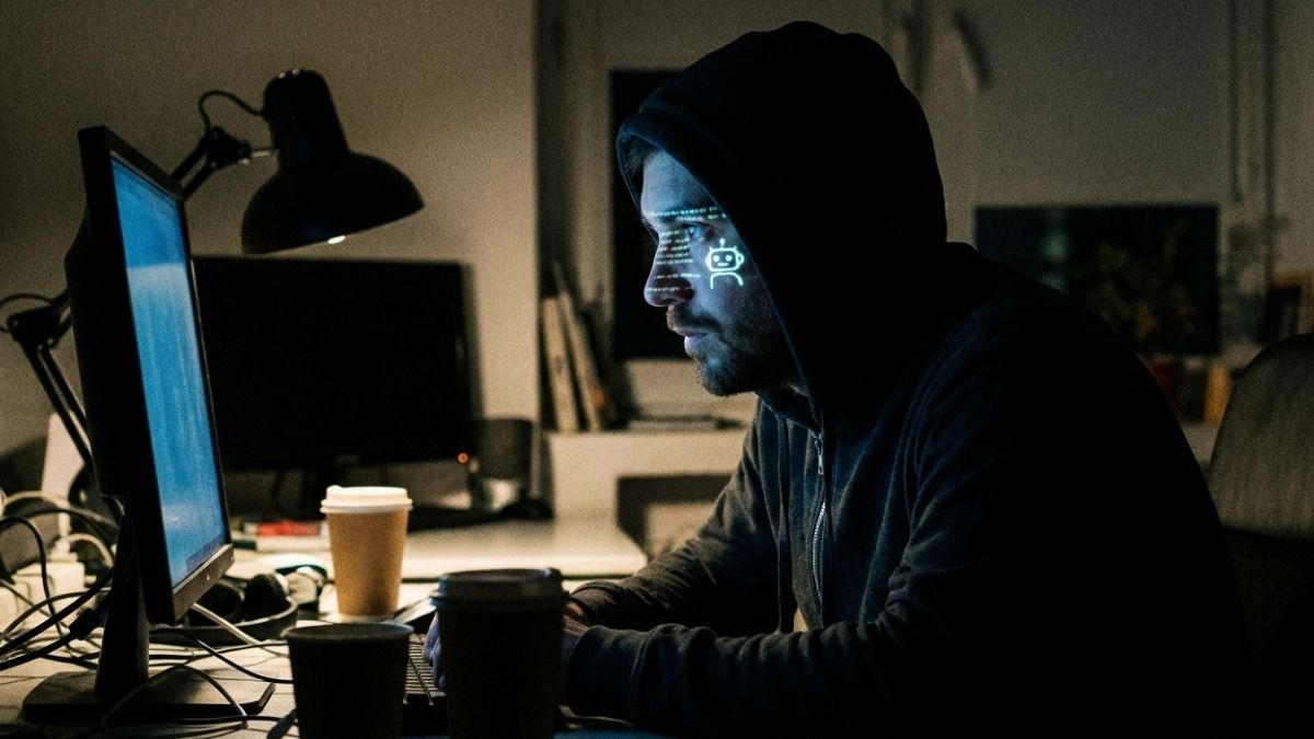 Homem em frente ao computador ilustrando os riscos da psicose induzida por IA