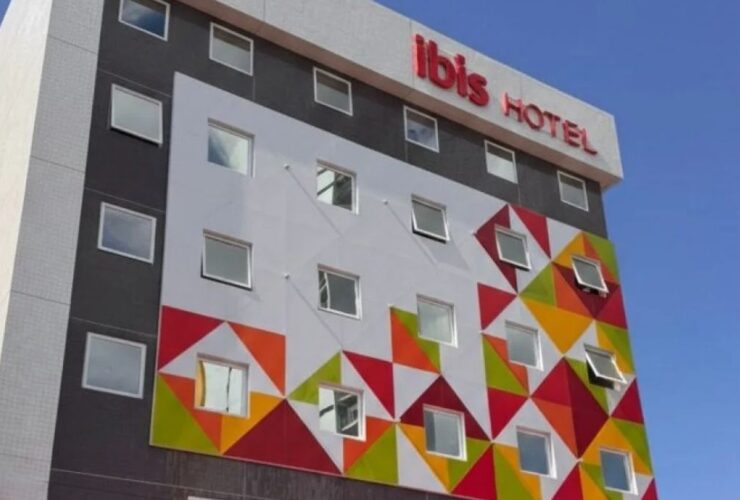 Fachada do hotel Ibis Caruaru, o primeiro de bandeira internacional da cidade