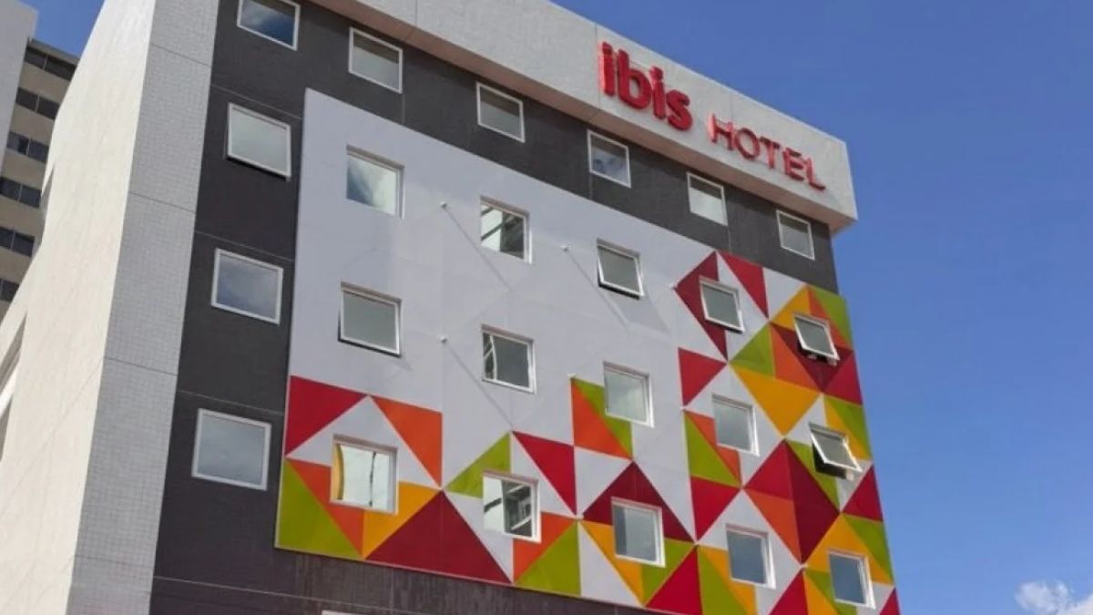 Fachada do hotel Ibis Caruaru, o primeiro de bandeira internacional da cidade