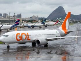 Avião da companhia em destaque reforçando os voos extras da GOL para o Carnaval