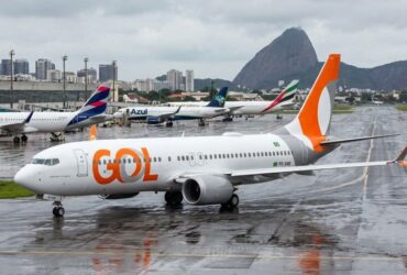 Avião da companhia em destaque reforçando os voos extras da GOL para o Carnaval