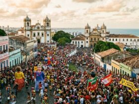 Foliões nas ladeiras do Sítio Histórico durante o Carnaval, foco da atuação da oposição em Olinda