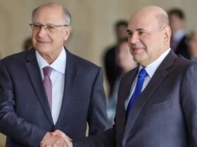 Representantes diplomáticos discutindo parcerias comerciais entre Brasil e Rússia em fórum empresarial