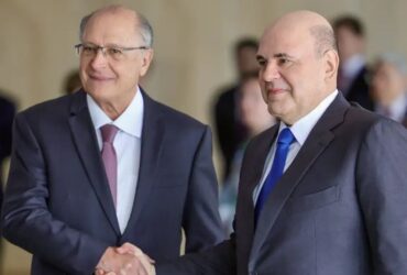 Representantes diplomáticos discutindo parcerias comerciais entre Brasil e Rússia em fórum empresarial