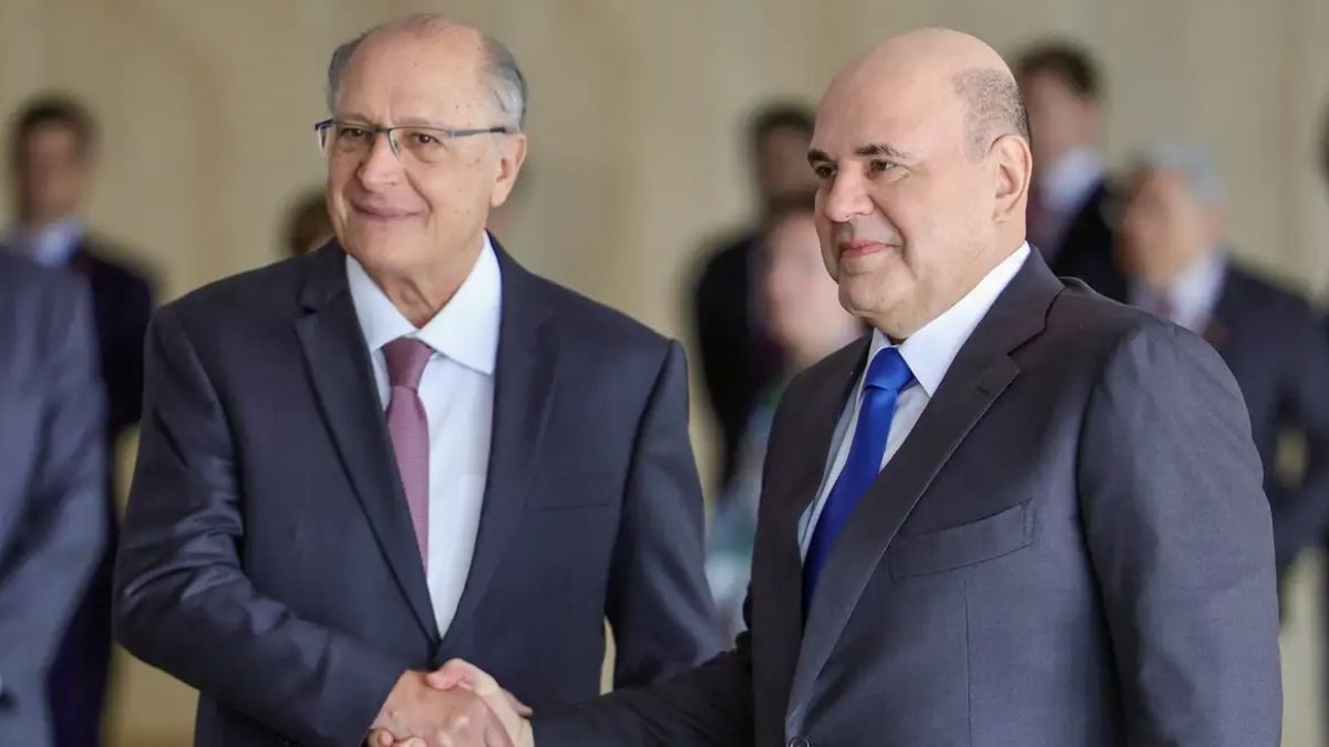 Representantes diplomáticos discutindo parcerias comerciais entre Brasil e Rússia em fórum empresarial