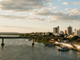 Panorama urbano com céu nublado e sol, refletindo a previsão do tempo em Petrolina