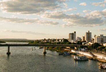 Panorama urbano com céu nublado e sol, refletindo a previsão do tempo em Petrolina