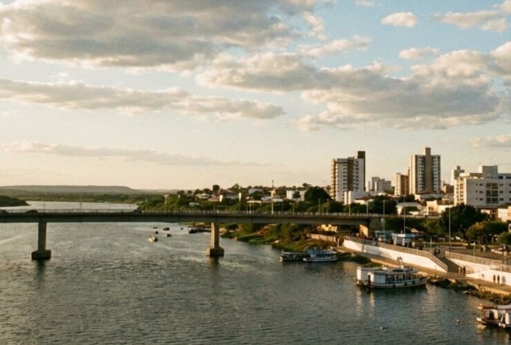 Panorama urbano com céu nublado e sol, refletindo a previsão do tempo em Petrolina