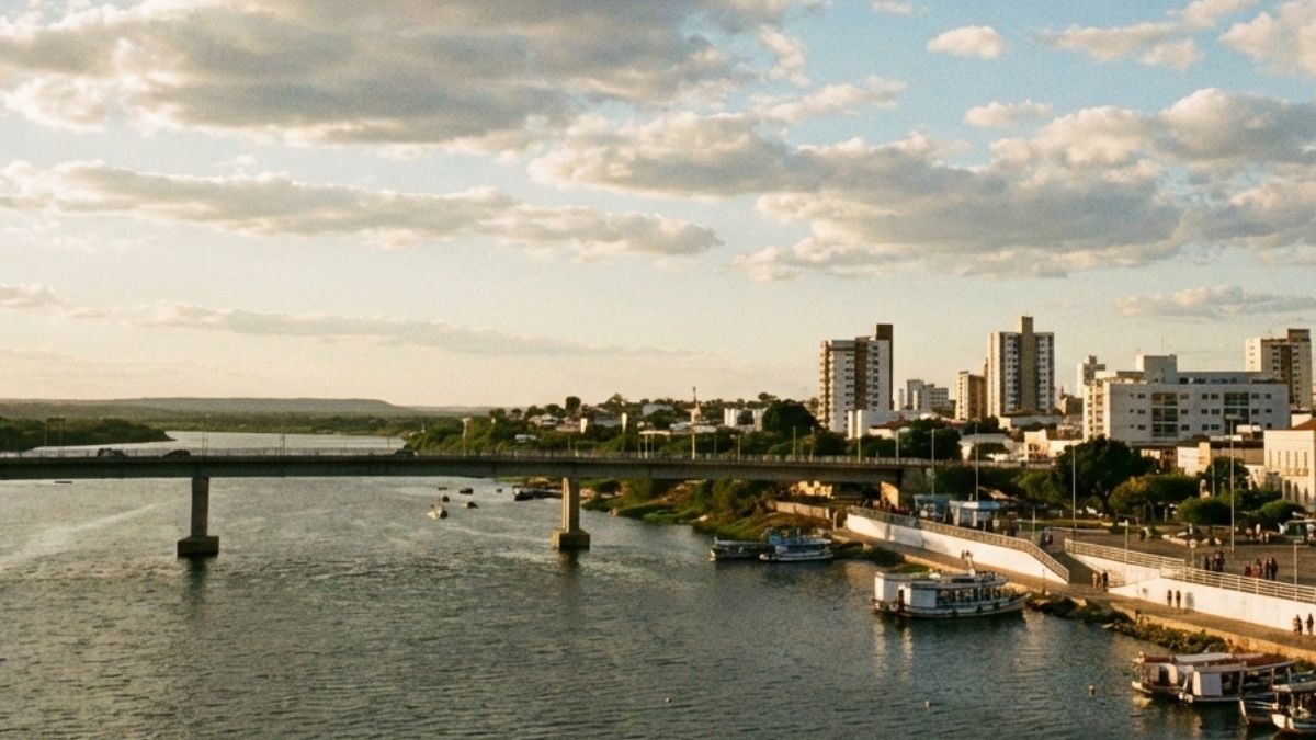 Panorama urbano com céu nublado e sol, refletindo a previsão do tempo em Petrolina