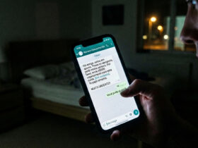 Tela de celular mostrando tentativa de golpe do WhatsApp com pedido de transferência bancária.