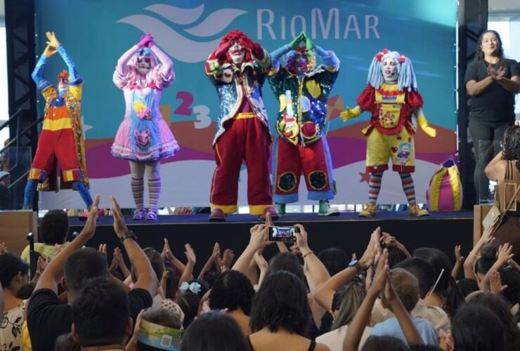 Palhaço do Circo da Trup RioMar Recife interagindo com o público durante o Dia do Circo