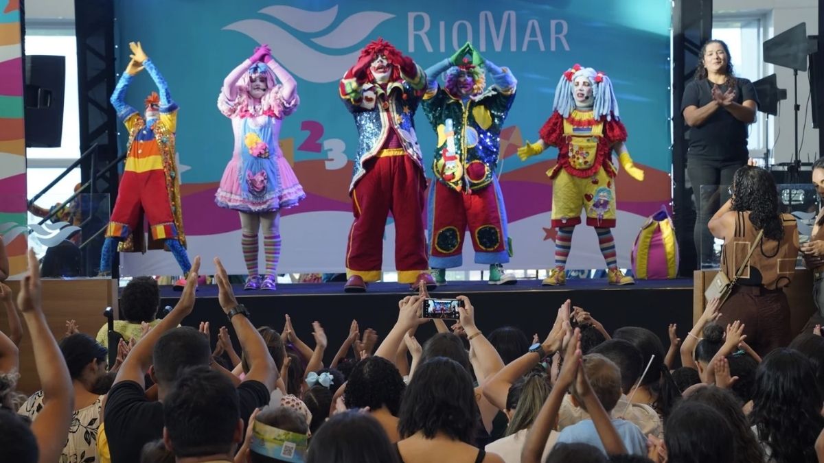 Palhaço do Circo da Trup RioMar Recife interagindo com o público durante o Dia do Circo